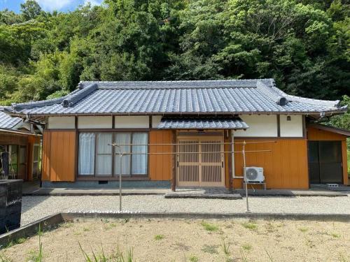 a small japanese house with a roof at 民泊 あざし はなれ1棟貸し 母屋 2部屋貸 Open in January 2024, Minpaqu Azashi in Kushimoto