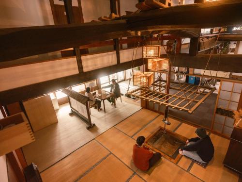 an overhead view of a group of people in a room at 古民家ホテル 結 YUWAI in Hakuba