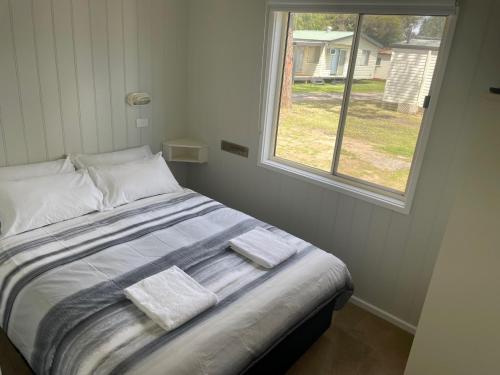 sypialnia z łóżkiem z dwoma ręcznikami w obiekcie Dylene Holiday Park w mieście Portarlington