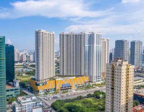 uma vista para uma cidade com edifícios altos em D'capitale - Feria Homes em Hanói