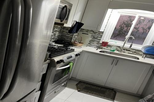 ShayCozyDelux-Room-102 في بيكرينغ: مطبخ مع ثلاجة ستانلس استيل ومغسلة
