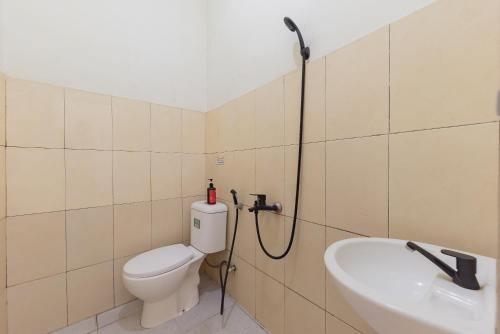 La salle de bains est pourvue de toilettes et d'un lavabo. dans l'établissement RedDoorz Syariah @ Jl Raya Sukabumi, à Sukaraja