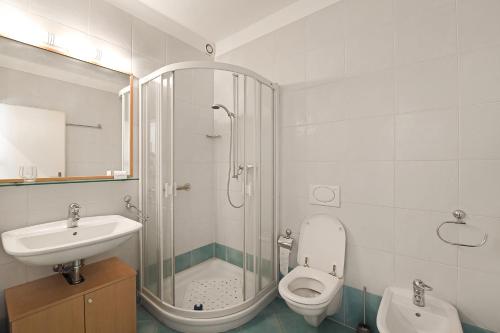 uma casa de banho com um lavatório, um WC e um chuveiro em Sweet Lake View Lugano - Happy Rentals em Lugano