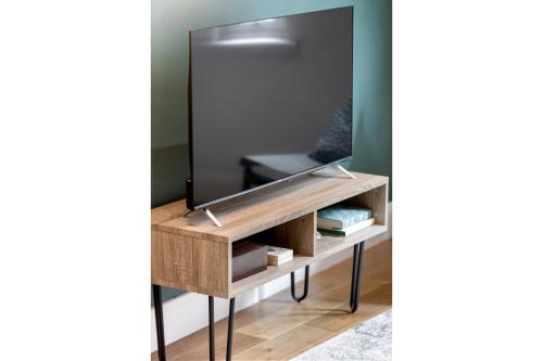 een televisie op een houten standaard met een spiegel bij Travelers' Pad -Splendid Central Location! in Londen