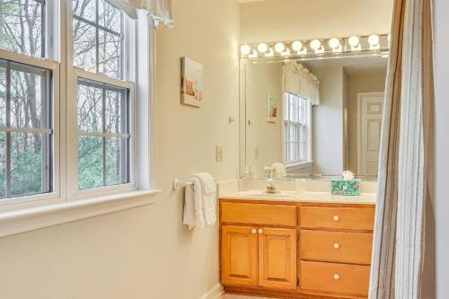 La salle de bains est pourvue d'un lavabo et d'un miroir. dans l'établissement Stunning Hayesville Retreat 2 Mi to Lake Chatuge, à Hayesville