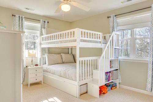 Ce lit superposé blanc se trouve dans un dortoir doté d'un escalier blanc. dans l'établissement Stunning Hayesville Retreat 2 Mi to Lake Chatuge, à Hayesville