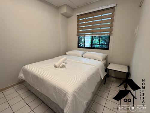 En eller flere senge i et værelse på New Seaview with Seaside Apartment 2 BR