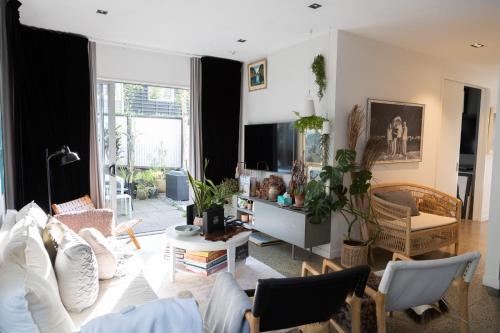 un soggiorno con divano e TV di Inner City Sunny Bedroom ad Auckland