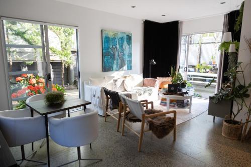 a living room with a table and chairs at Inner City Sunny Bedroom in Auckland