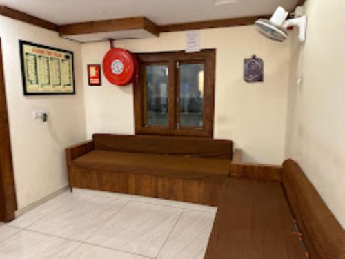 un soggiorno con divano e finestra di Hotel Eden's Garden , Rangat a Sabari