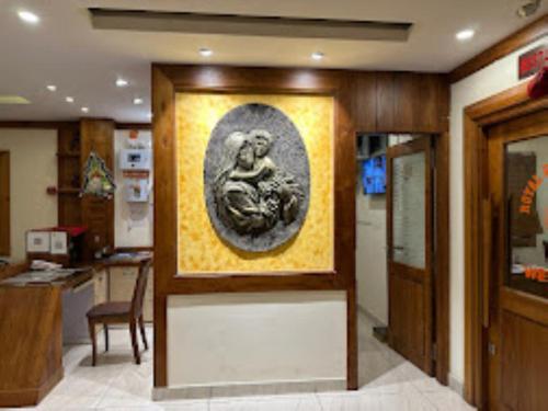 una stanza con un dipinto di una scimmia sul muro di Hotel Eden's Garden , Rangat a Sabari