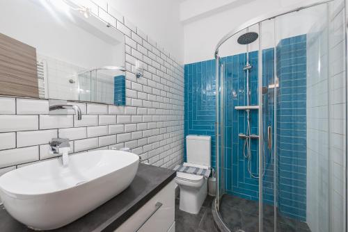 een badkamer met een wastafel, een toilet en een douche bij Supreme Athens Home by Cloudkeys in Athene