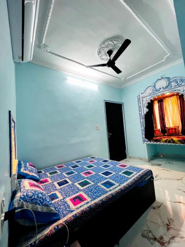 a bedroom with a bed and a ceiling fan at The Palace View Homestay & Restaurant in Būndi