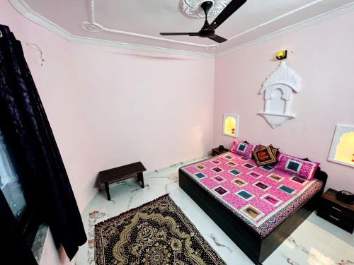 a bedroom with a pink bed and a ceiling at The Palace View Homestay & Restaurant in Būndi