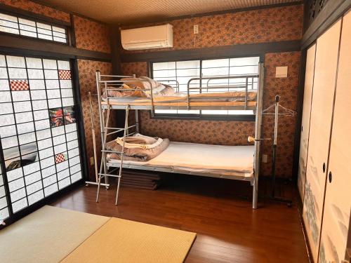 熊本市にあるゲストハウス　ティガの二段ベッド2組が備わる客室です。