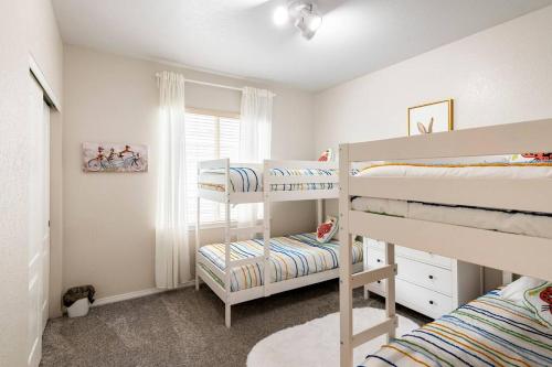 1 Schlafzimmer mit 2 Etagenbetten und einem Fenster in der Unterkunft The Park House, Cozy Family-Friendly Retreat in Brighton