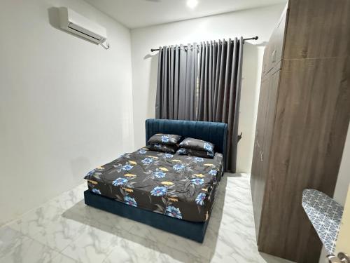 una camera con letto blu di OH MY BATU RAKIT HOMESTAY Terengganu a Kuala Terengganu