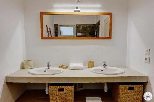 a bathroom with two sinks and a mirror at Ti Kaz Bellevue - villa avec vue mer - jacuzzi - Saint-Denis in Saint-Denis