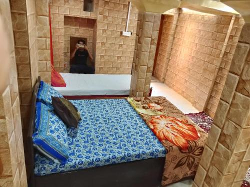 Hostel Magic Home Stay jaisalmer tesisinde bir odada yatak veya yataklar