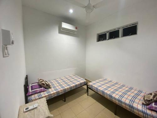 Ένα ή περισσότερα κρεβάτια σε δωμάτιο στο Homestay Selayang D Kepong
