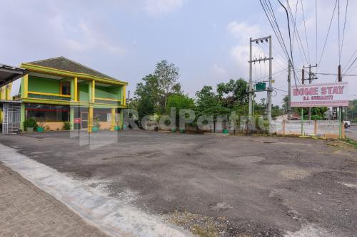 an empty parking lot in front of a building at Homestay Hj Suharti Natar Lampung RedPartner in Negarasaka