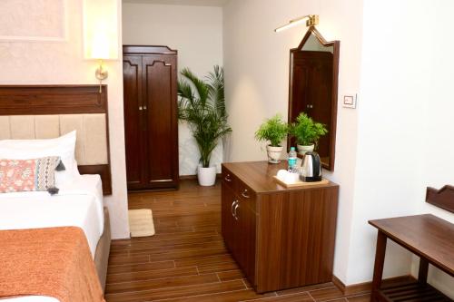 Una cama o camas en una habitación de Nalapad's Hotel Bangalore International