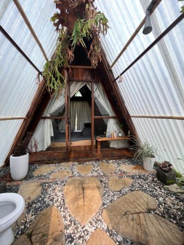 - Baño con aseo en una yurta en Sunflower Garden 