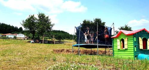 un grupo de personas en un patio de recreo en un campo en Casa Mato, en Monforte de Lemos