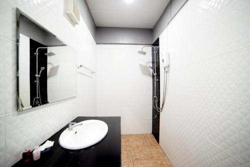 biała łazienka z umywalką i prysznicem w obiekcie Casa Krung Kao w mieście Phra Nakhon Si Ayutthaya