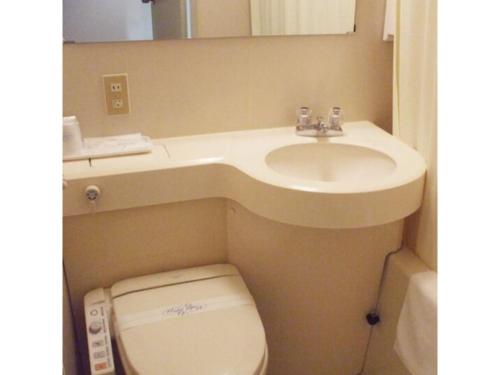 ein Bad mit einem WC und einem Waschbecken in der Unterkunft Tottori City Hotel / Vacation STAY 81358 in Tottori