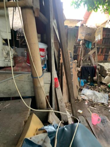 Sumber的住宿－Kaliwadas Alhamdulilah，一间肮脏的房间,地板上堆着一堆碎片