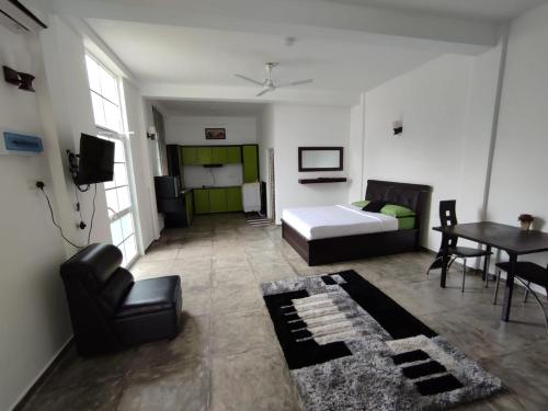 高爾的住宿－Hotel Ranthil，客厅配有床和桌子