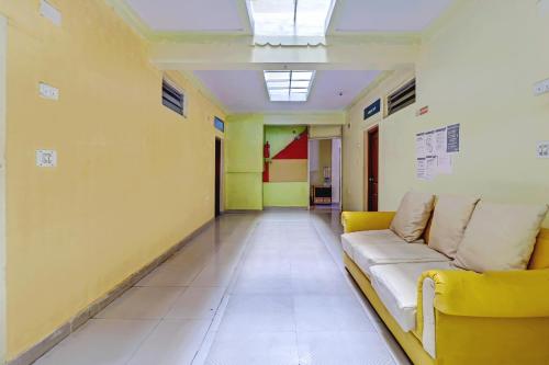 a hallway with a couch in a hospital room at OYO Flagship 79566 Sai Hotel in Bangalore