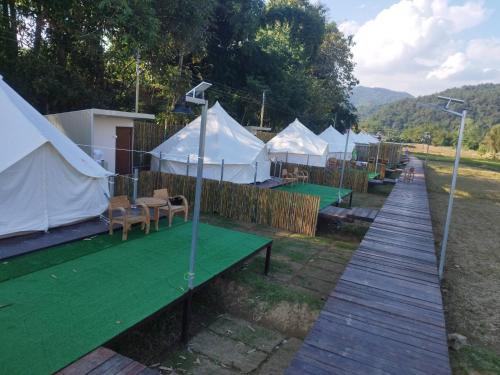 O vedere generală la munți sau o vedere la munte luată de la acest complex