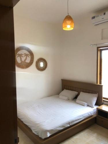 NOMAD Tropical Hostel Canggu tesisinde bir odada yatak veya yataklar
