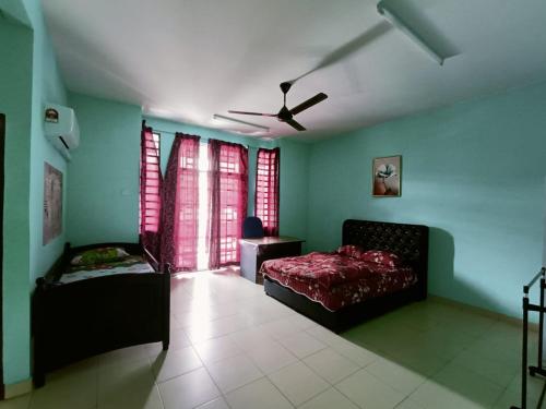 1 dormitorio con 1 cama y ventilador de techo en MJ homestay en Nibung Tebal