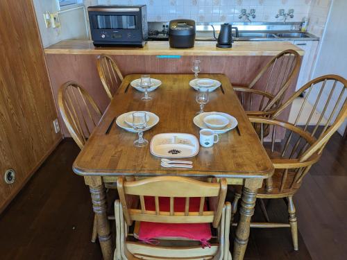 Una cocina o zona de cocina en 修善寺フォーレスト 天然温泉が24時間楽しめキッチン電子レンジダイニングテーブル完備