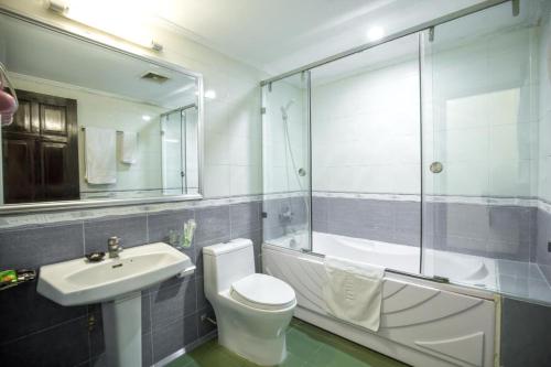 W łazience znajduje się toaleta, umywalka i prysznic. w obiekcie Old Quarter Hanoi Autumn House 8 w mieście Hanoi