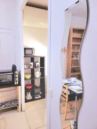 Kuchyň nebo kuchyňský kout v ubytování Apartment close to Lyon and Parc de Parilly