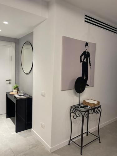 a bathroom with a painting of a man on the wall at Netanya-Appartement - 5p in Netanya