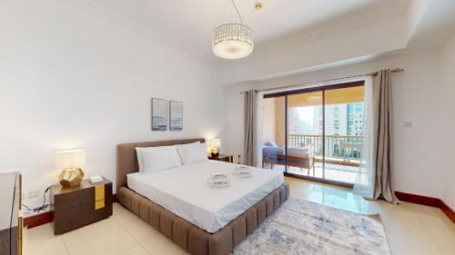 um quarto com uma cama e uma grande janela em Primestay - Golden Mile 2 1BR, Palm Jumeirah em Dubai