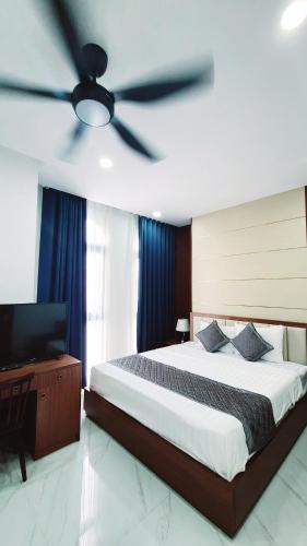 a bedroom with a bed and a ceiling fan at Xan hotel in Phú Quốc