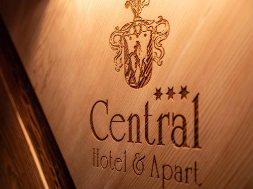 znak na drzwiach hotelu i agenta w obiekcie Central Hotel & Apart mit Landhaus Central w mieście Fügen
