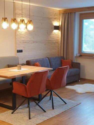 uma sala de estar com uma mesa e um sofá em Gästehaus Zedlacherhof em Matrei in Osttirol
