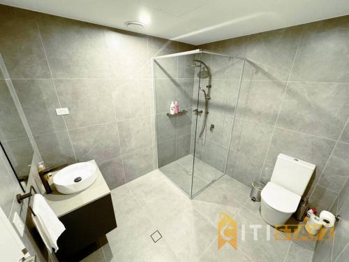 une salle de bain avec une douche, des toilettes et un lavabo dans l'établissement Lavish in Lyneham - 2BD 1Bth Apt, à Canberra