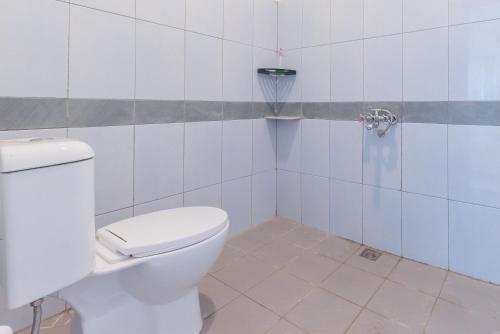 Ένα μπάνιο στο RedDoorz at Jalan Pangkal Perjuangan Karawang