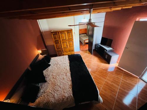 een slaapkamer met een bed en een bureau bij Los Velitos in Santa Rosa del Conlara