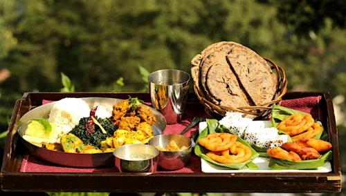 un vassoio di cibo sopra un tavolo di 11 Gaon Mudhouse Homestay a Lansdowne