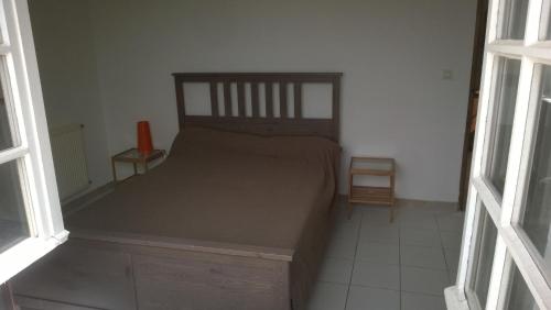 1 dormitorio con 1 cama en una habitación en Gite Nyons en Mirabel-aux-Baronnies