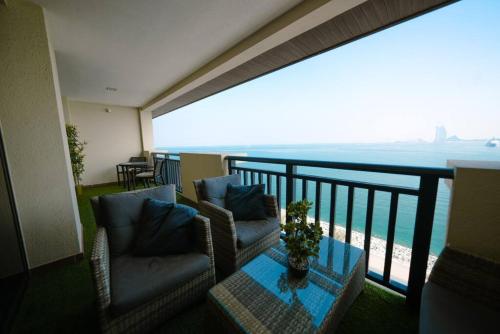 Palm Apt. with Burj al arab view